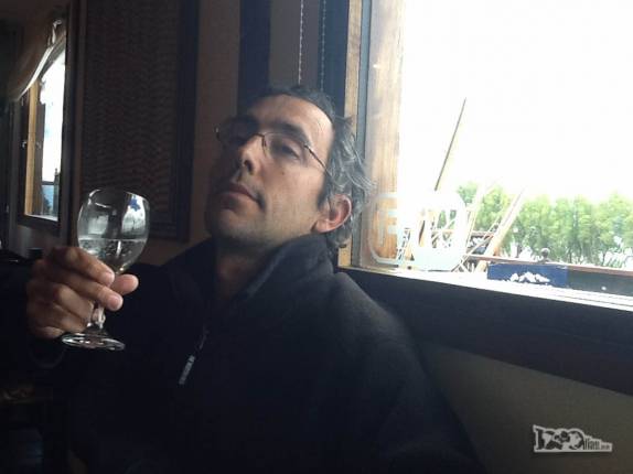 Bebericando uma água em restaurante de Los Antiguos, na Argentina